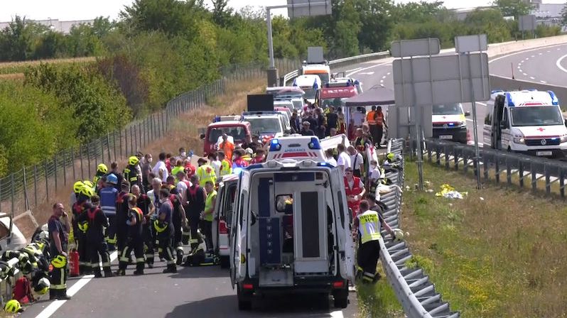 Dodávka s běženci se chtěla vyhnout rakouské policii, po havárii tři mrtví